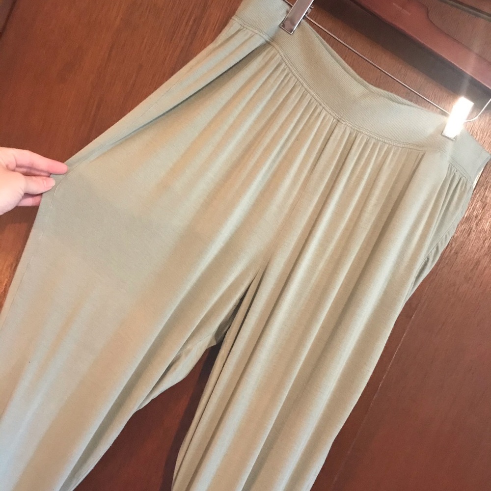 🧘🏻‍♀️Hollister Soft Green Yoga Pants🧘🏻‍♀️